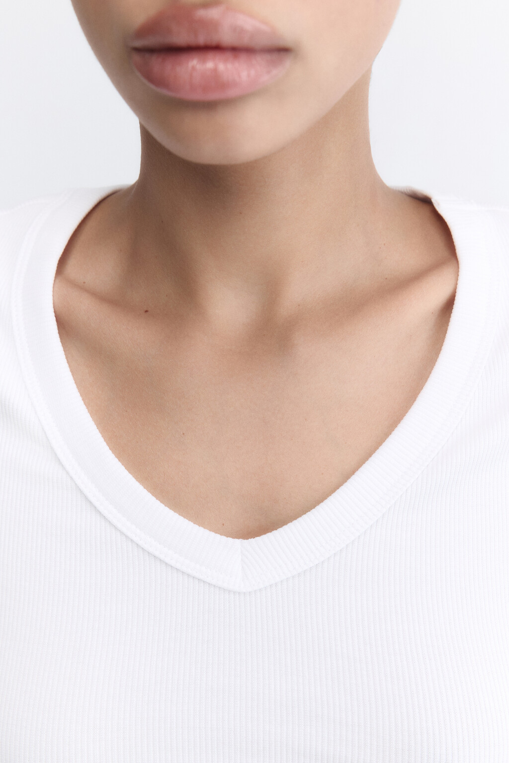 Футболка-топ в рубчик с V-образным вырезом - цвет белый - 6