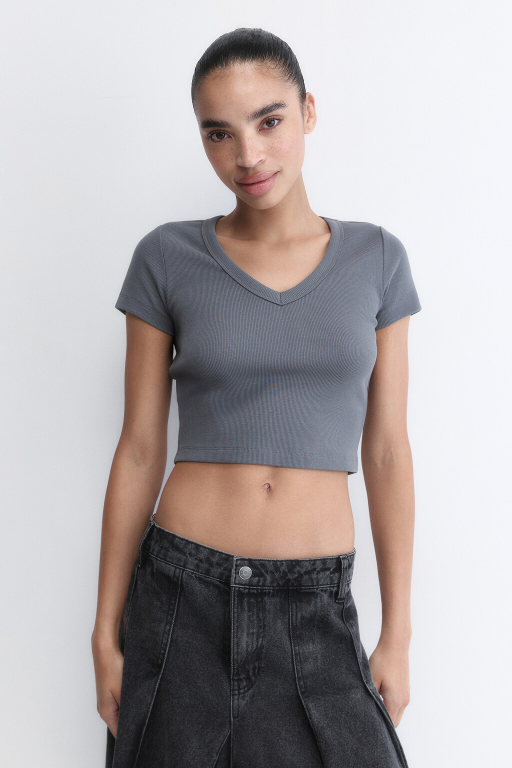 Футболка-топ в рубчик с V-образным вырезом - цвет серый - 2
