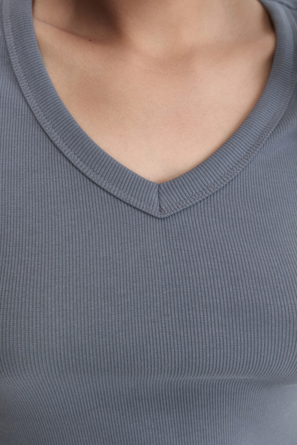 Футболка-топ в рубчик с V-образным вырезом - цвет серый - 6