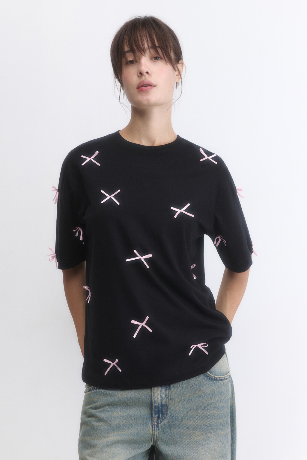 Футболка хлопковая с атласными бантиками - цвет черный - 2