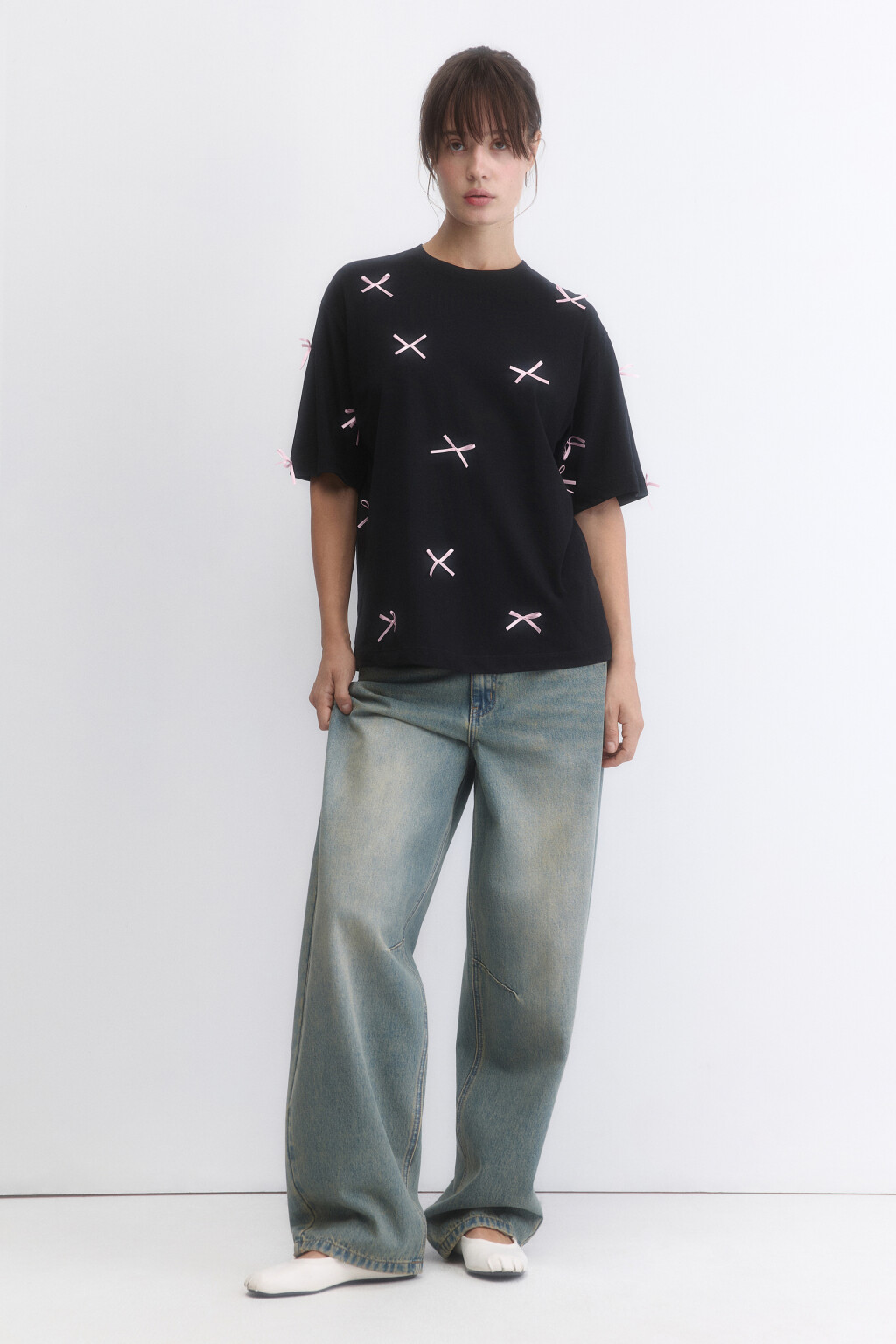 Футболка хлопковая с атласными бантиками - цвет черный - 5