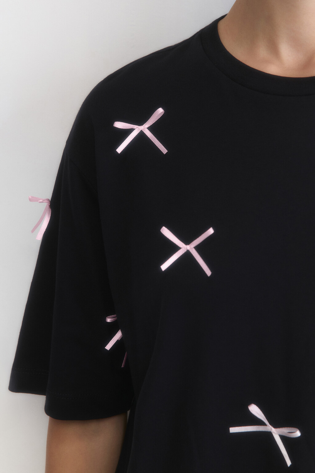 Футболка хлопковая с атласными бантиками - цвет черный - 6