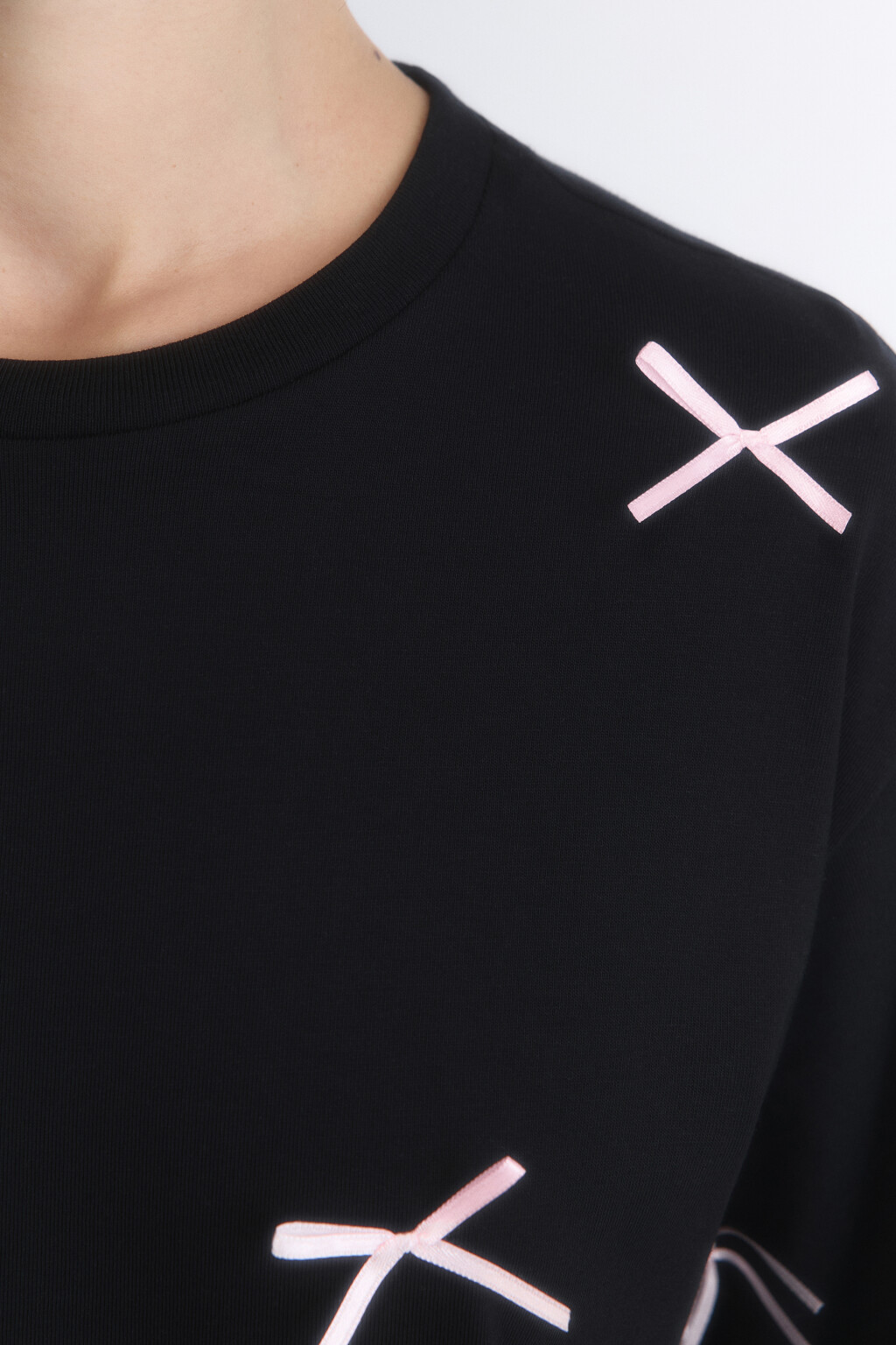 Футболка хлопковая с атласными бантиками - цвет черный - 7