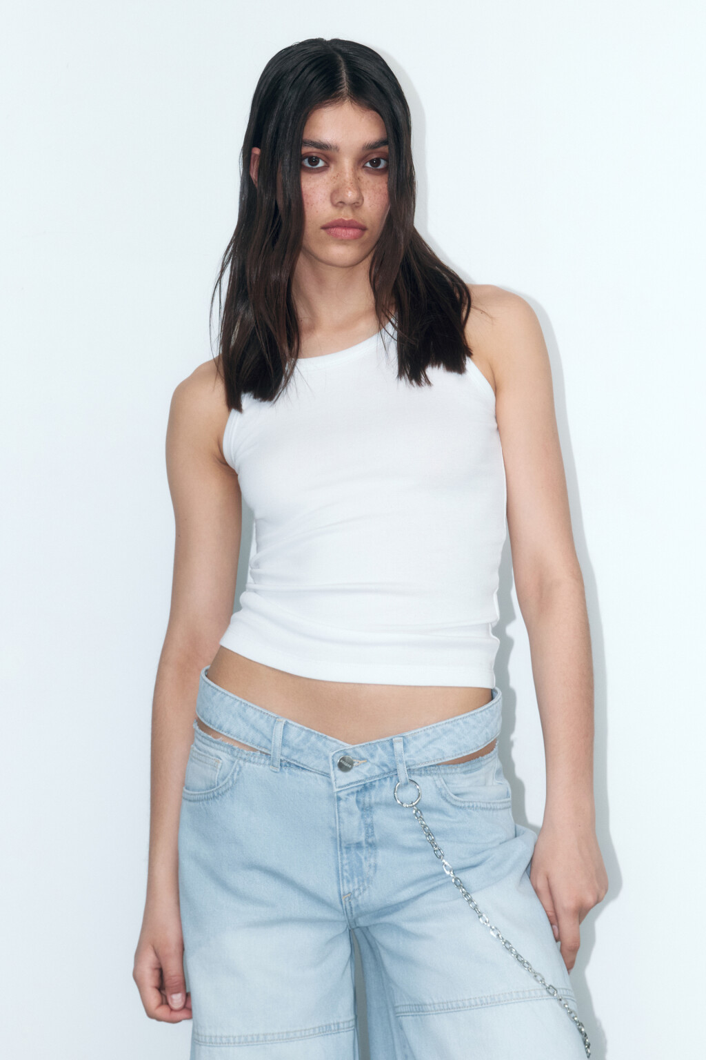 Майка облегающая на широких бретелях - цвет белый - 2