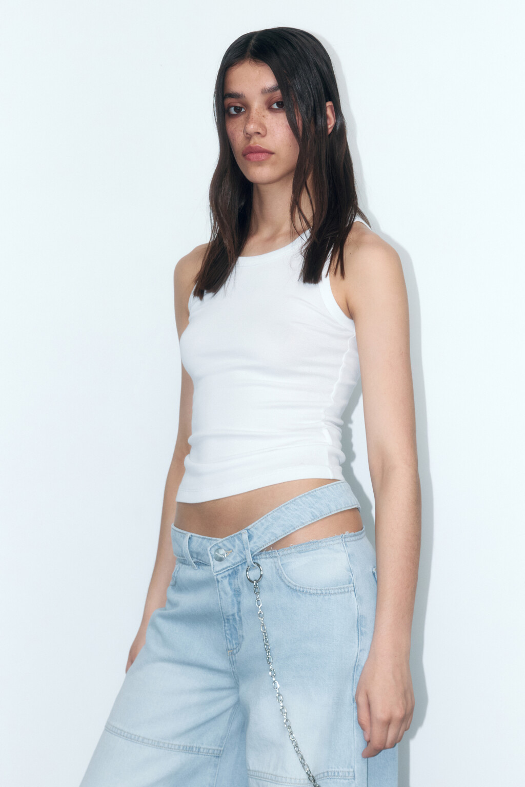 Майка облегающая на широких бретелях - цвет белый - 3