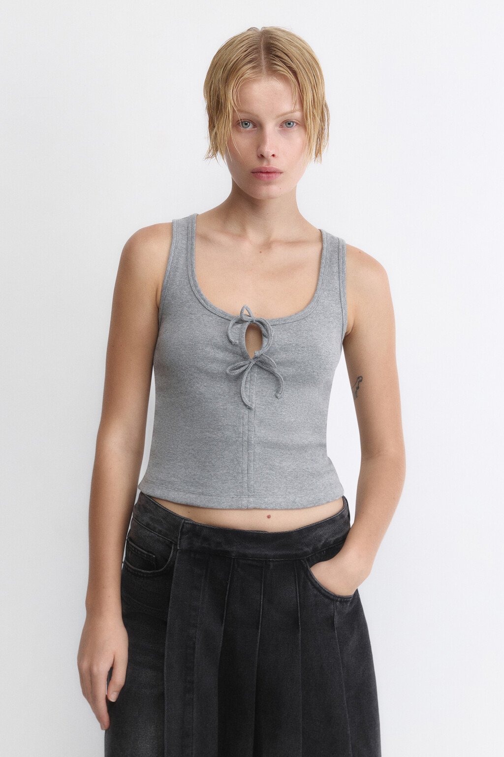 Майка в рубчик с завязками на груди - цвет серый - 3