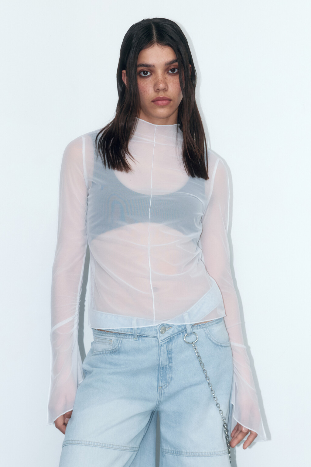 Лонгслив из сетки с расклешенными рукавами - цвет белый - 3