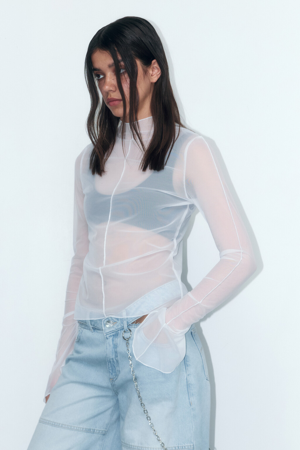 Лонгслив из сетки с расклешенными рукавами - цвет белый - 4