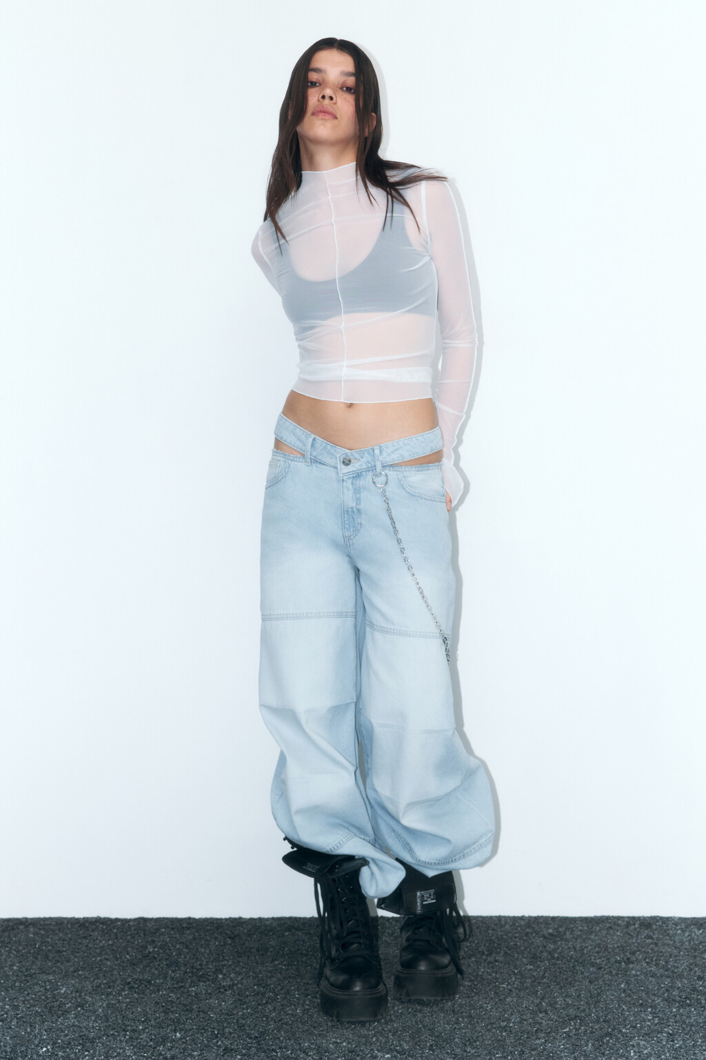 Лонгслив из сетки с расклешенными рукавами - цвет белый - 6