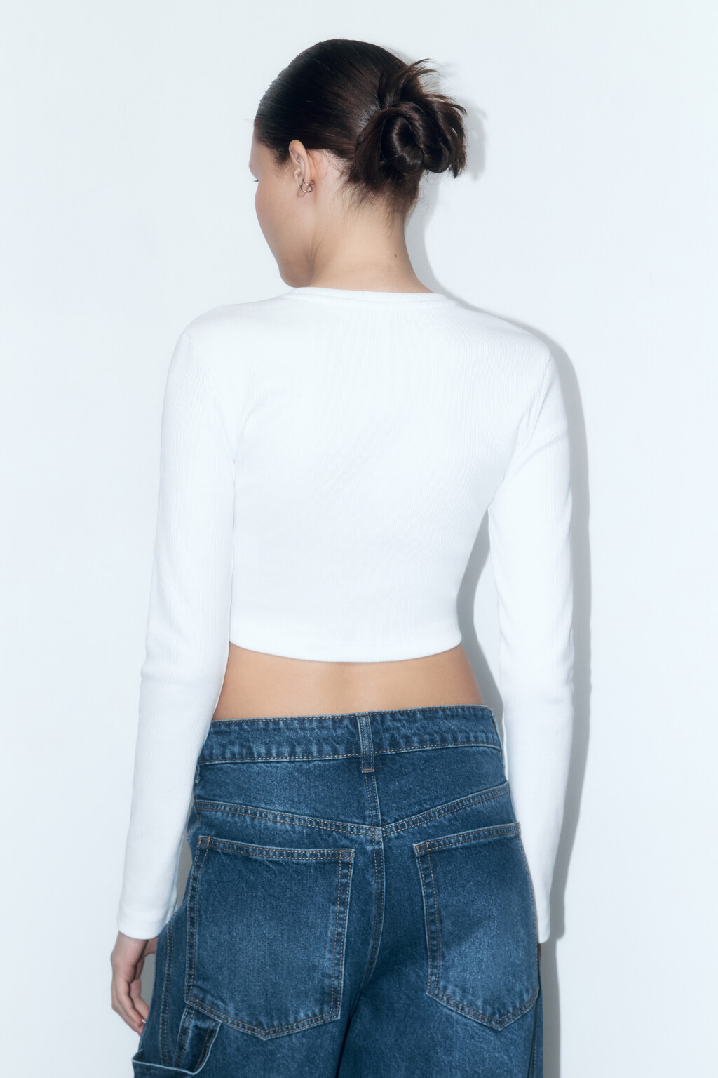 Лонгслив укороченный базовый в рубчик - цвет белый - 3