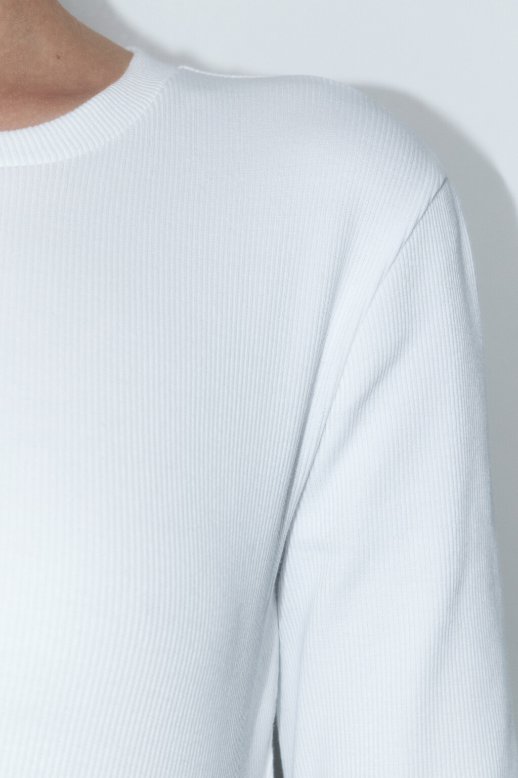 Лонгслив укороченный базовый в рубчик - цвет белый - 6