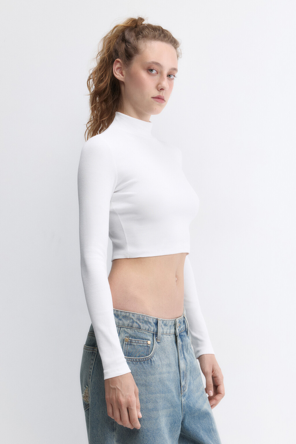Водолазка хлопковая укороченная в рубчик - цвет белый - 3