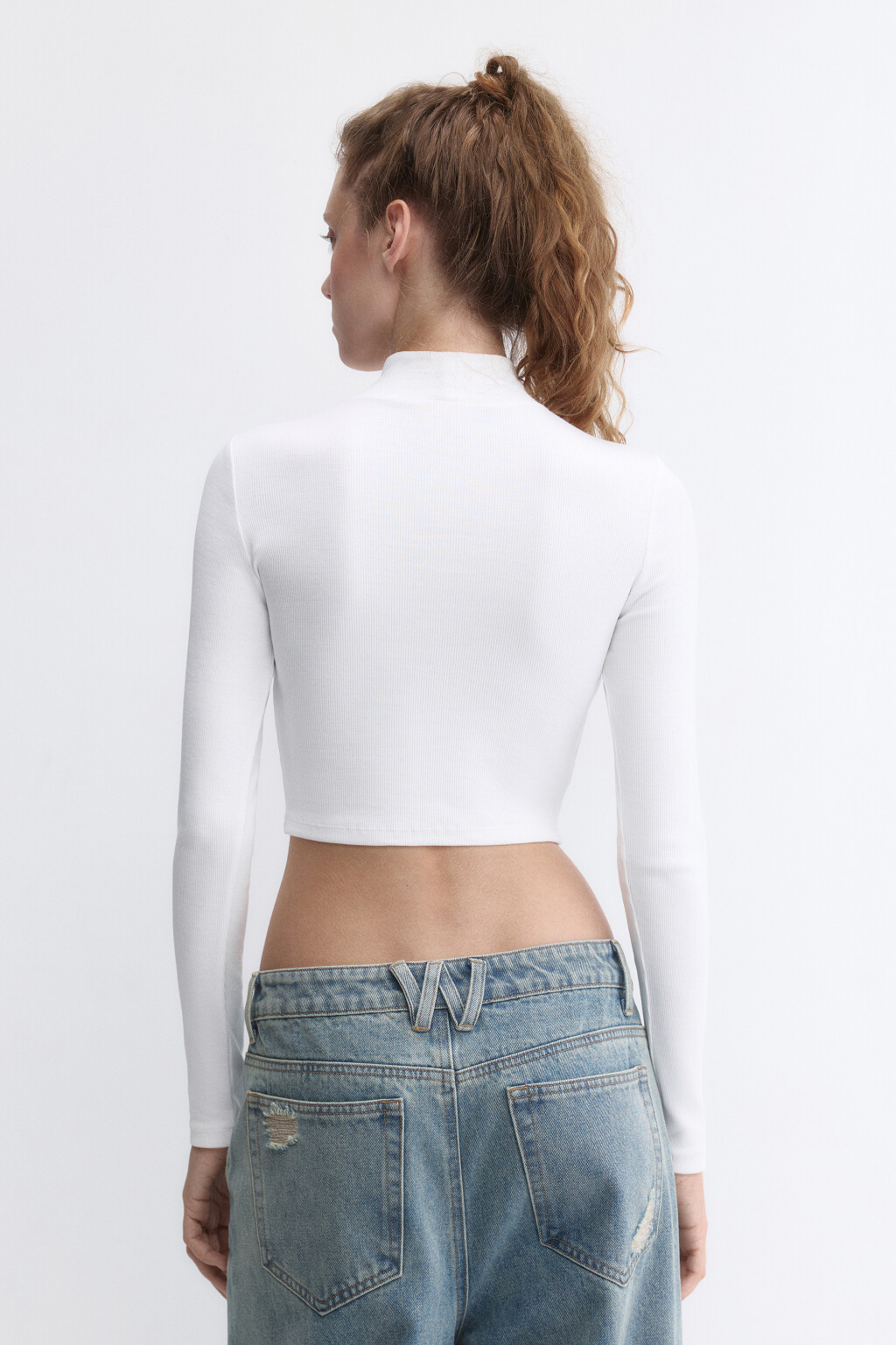 Водолазка хлопковая укороченная в рубчик - цвет белый - 4