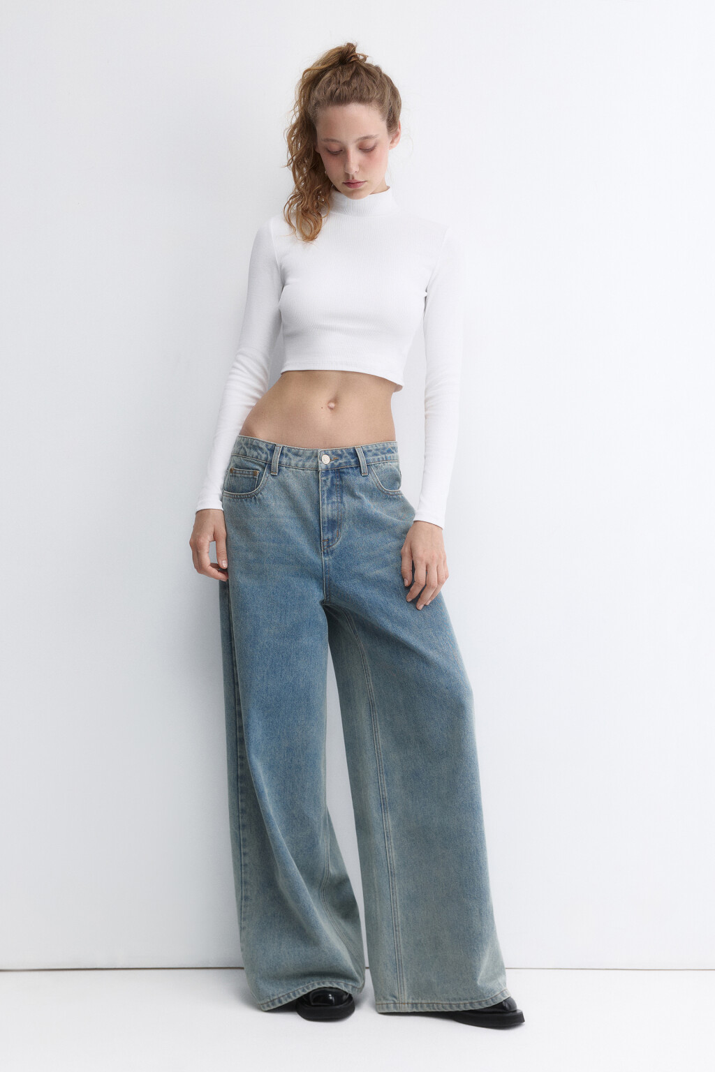 Водолазка хлопковая укороченная в рубчик - цвет белый - 5