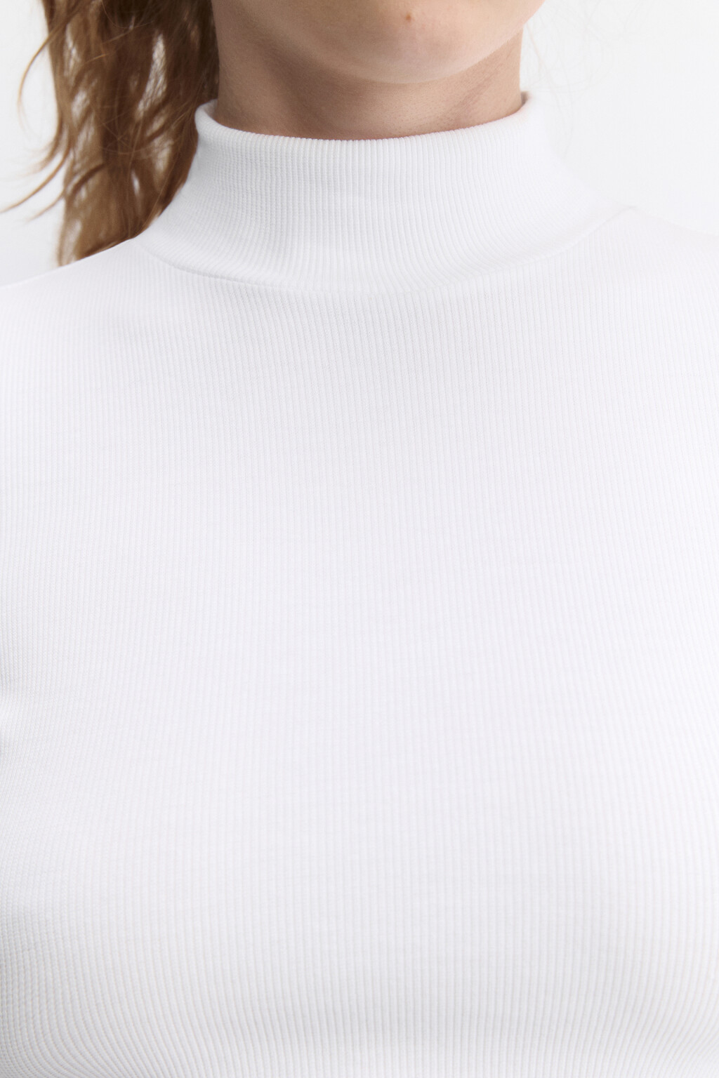 Водолазка хлопковая укороченная в рубчик - цвет белый - 6