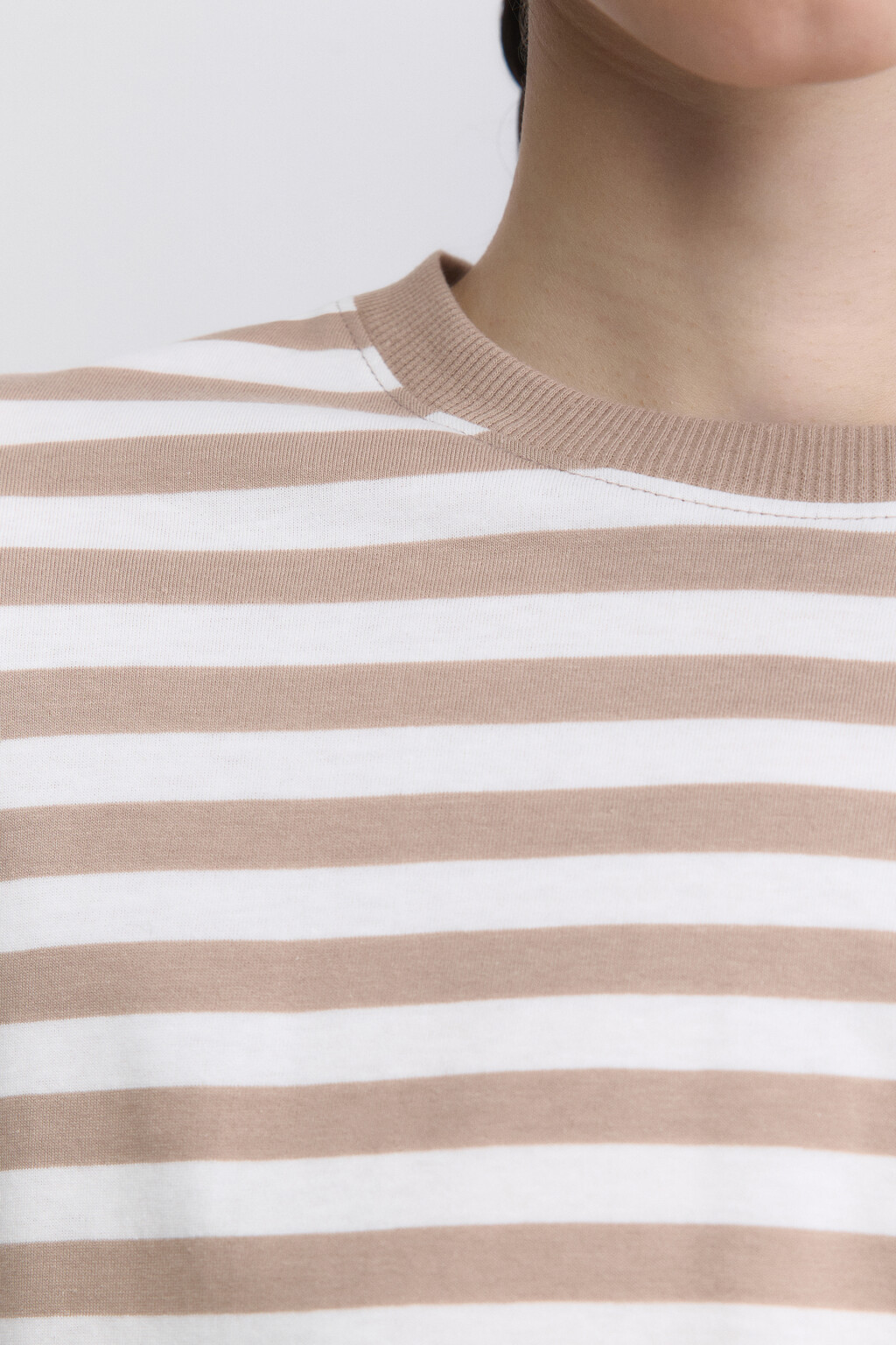 Лонгслив oversize в полоску с надписью на спине - цвет бежевый - 6