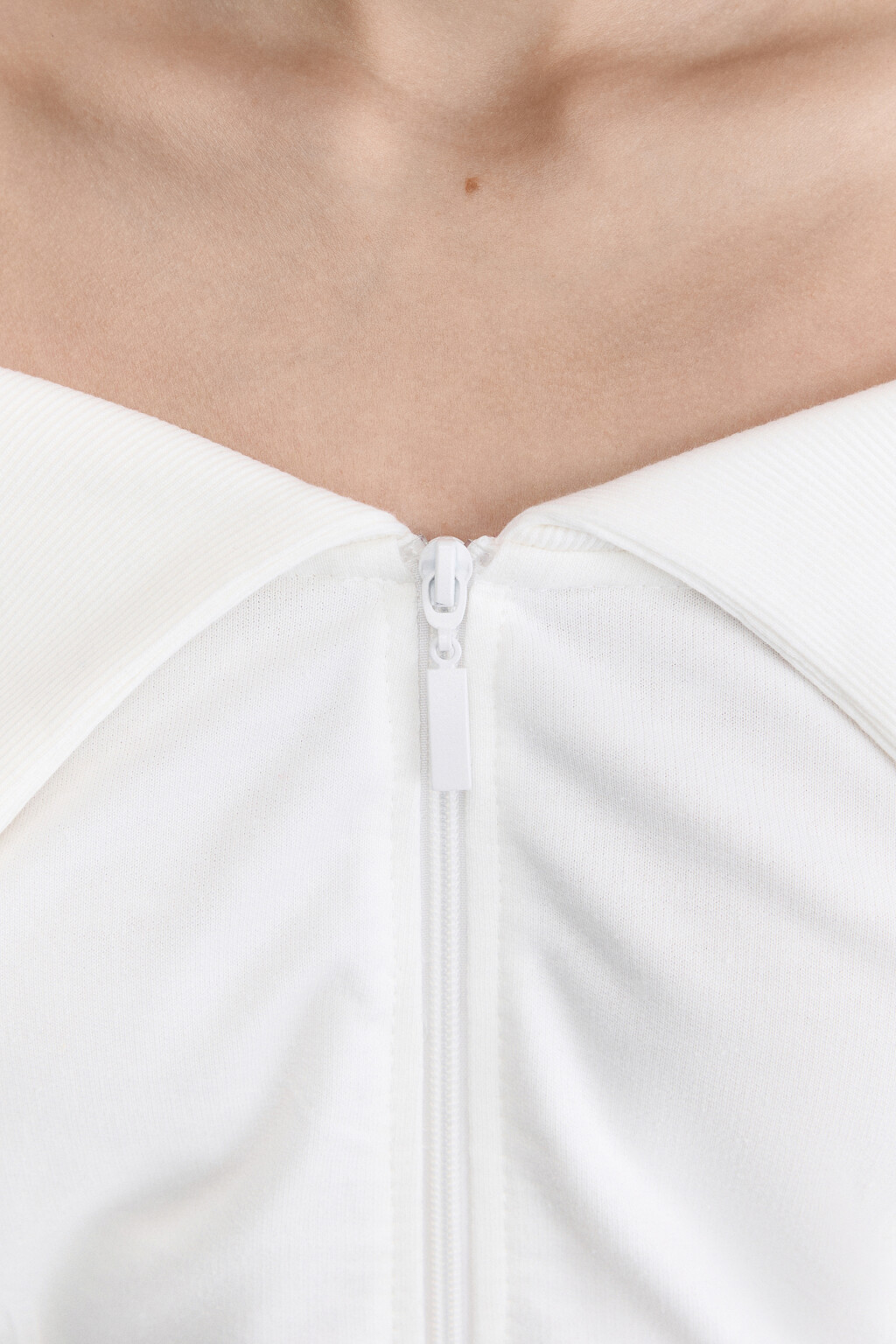 Лонгслив на молнии с открытыми плечами - цвет белый - 6