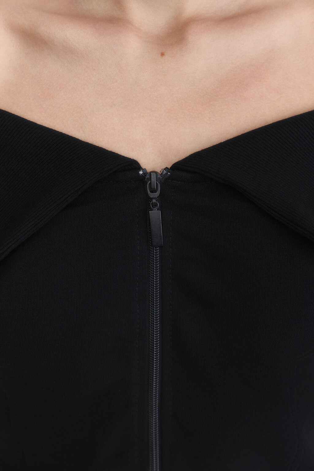 Лонгслив на молнии с открытыми плечами - цвет черный - 6