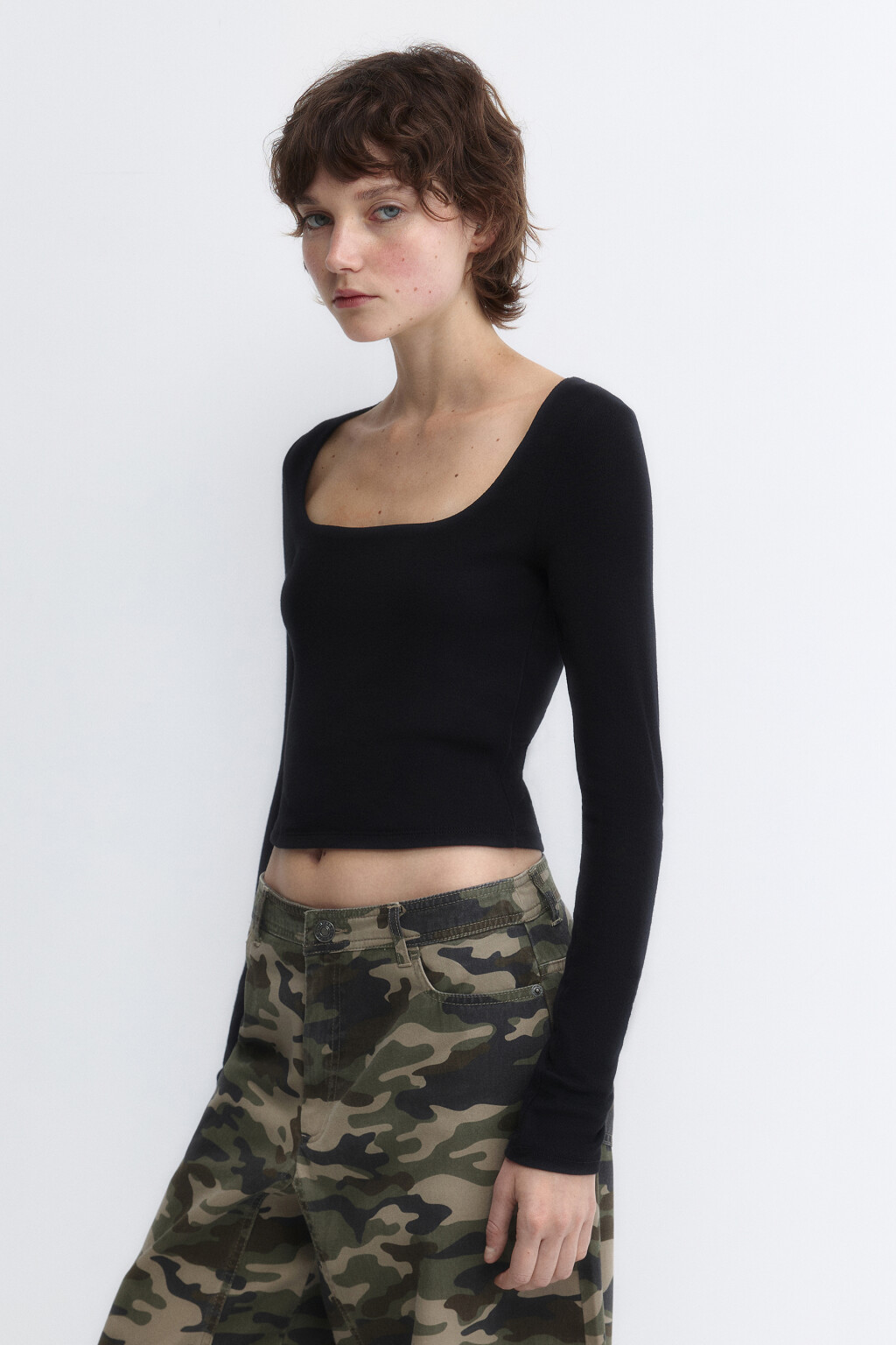 Лонгслив укороченный с вырезом-каре - цвет черный - 3