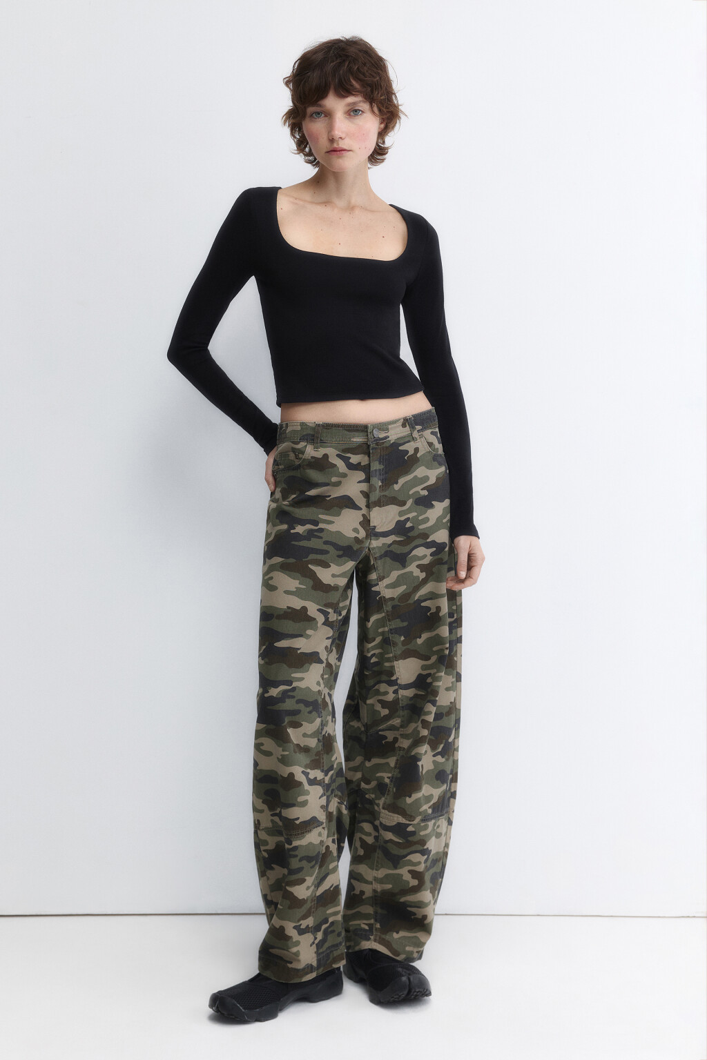 Лонгслив укороченный с вырезом-каре - цвет черный - 5