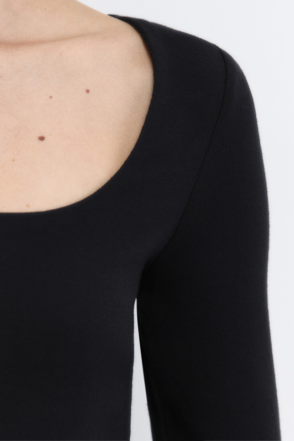 Лонгслив укороченный с вырезом-каре - цвет черный - 7