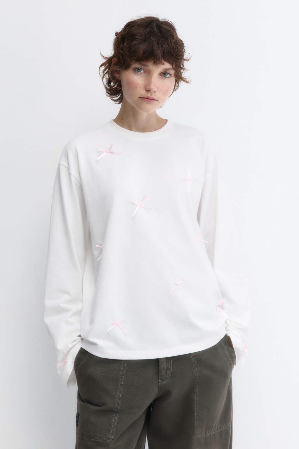 Лонгслив хлопковый свободный с бантиками - цвет белый - 2