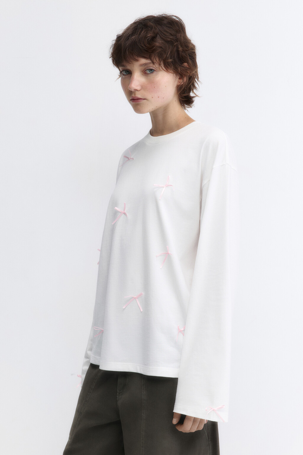 Лонгслив хлопковый свободный с бантиками - цвет белый - 3