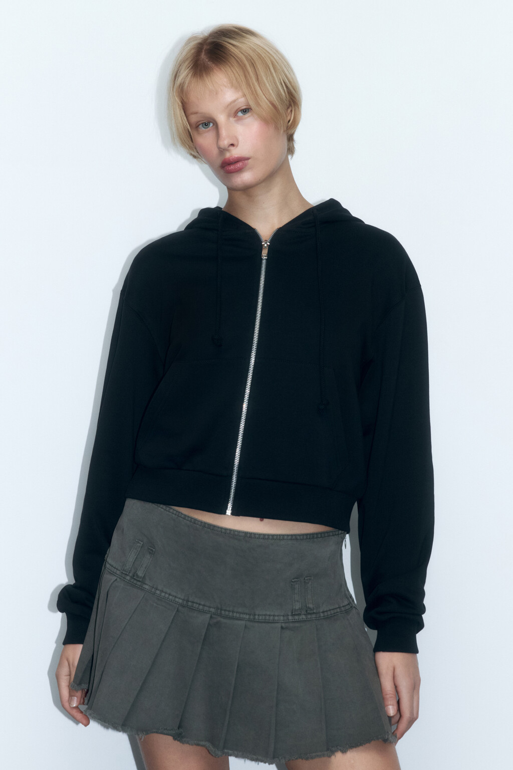 Худи-зипка укороченная с капюшоном - цвет черный - 2