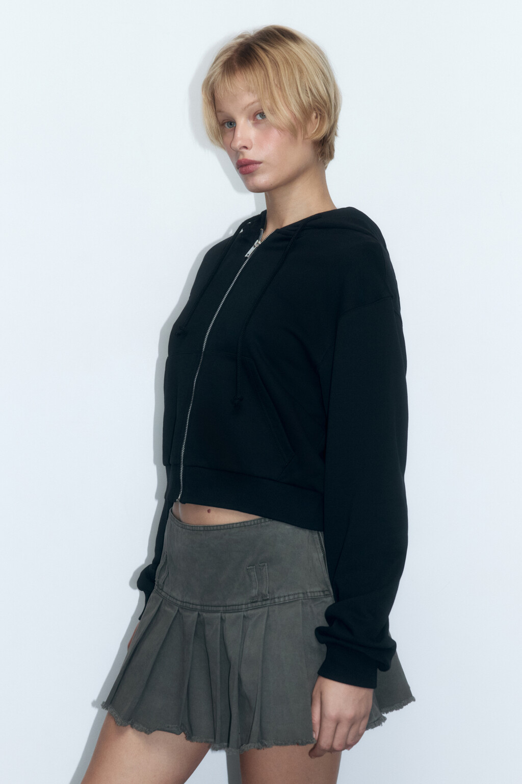 Худи-зипка укороченная с капюшоном - цвет черный - 3