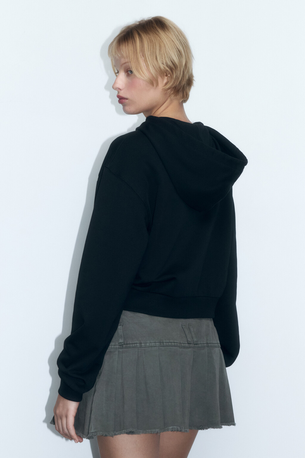 Худи-зипка укороченная с капюшоном - цвет черный - 4