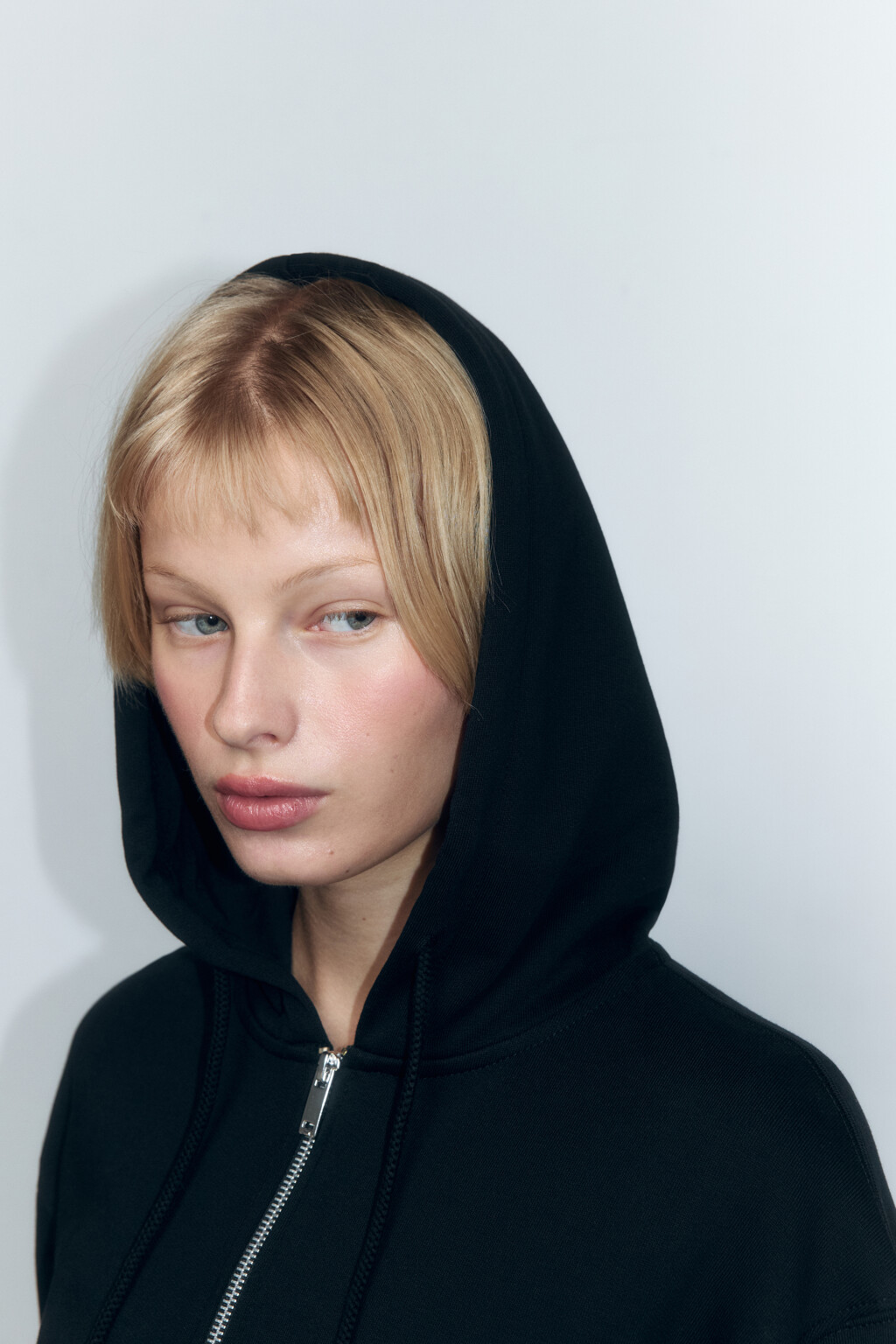 Худи-зипка укороченная с капюшоном - цвет черный - 6