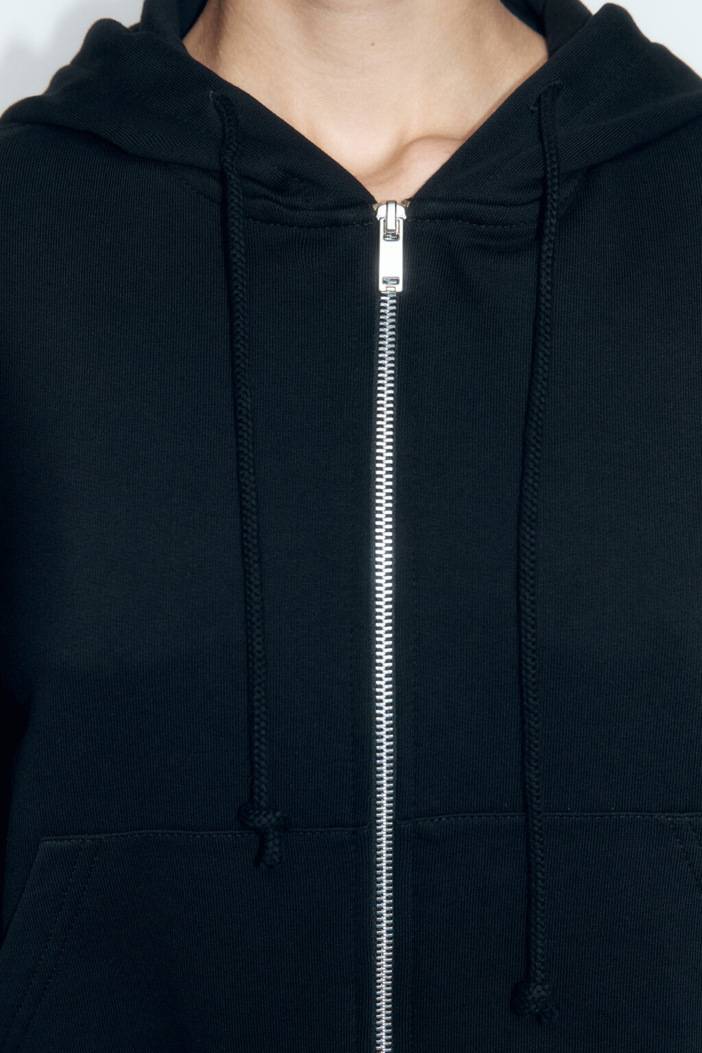 Худи-зипка укороченная с капюшоном - цвет черный - 7