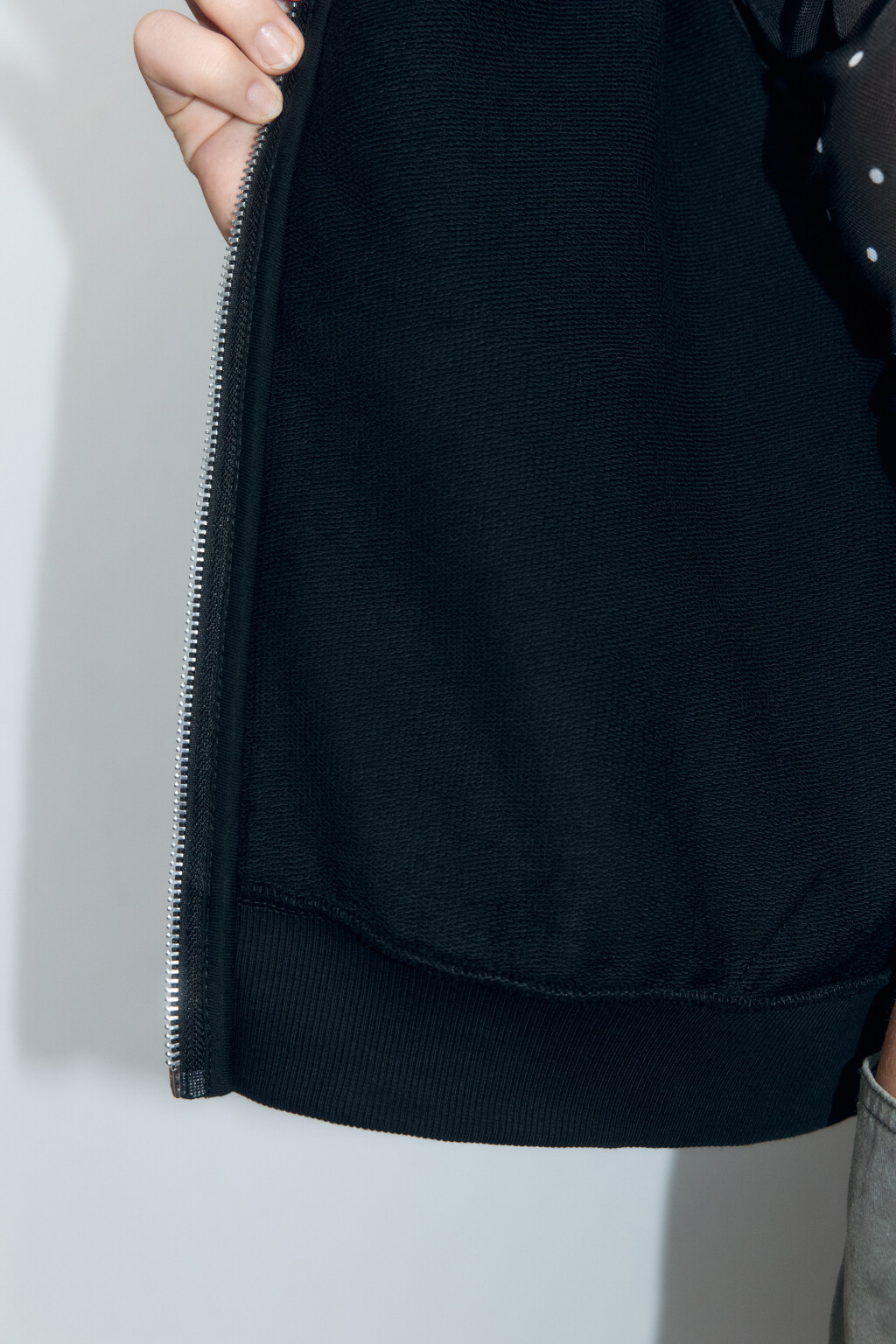 Худи-зипка укороченная с капюшоном - цвет черный - 8