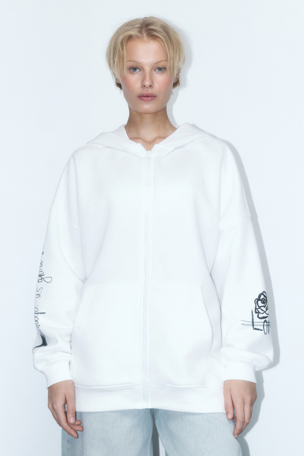 Худи-зипка oversize с принтом и надписями - цвет белый - 3