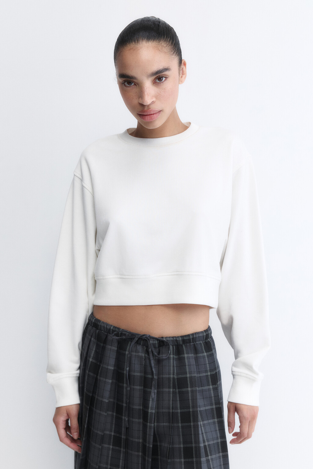 Свитшот укороченный базовый из футера - цвет молочный - 2