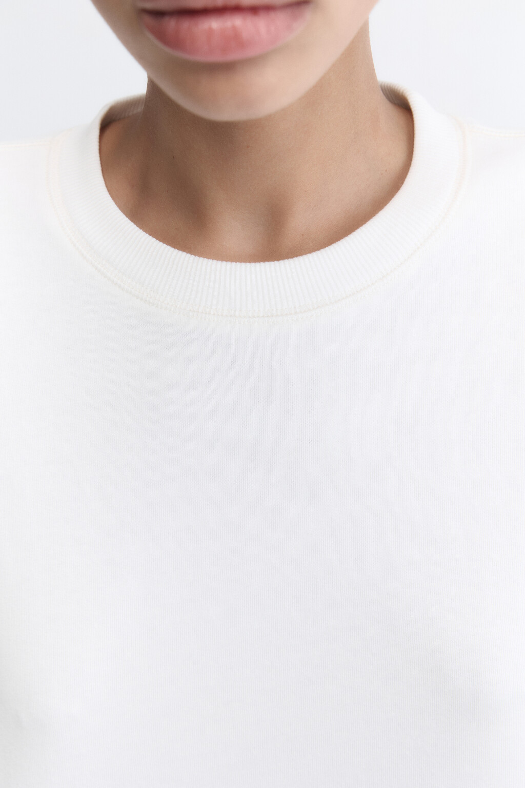 Свитшот укороченный базовый из футера - цвет молочный - 6