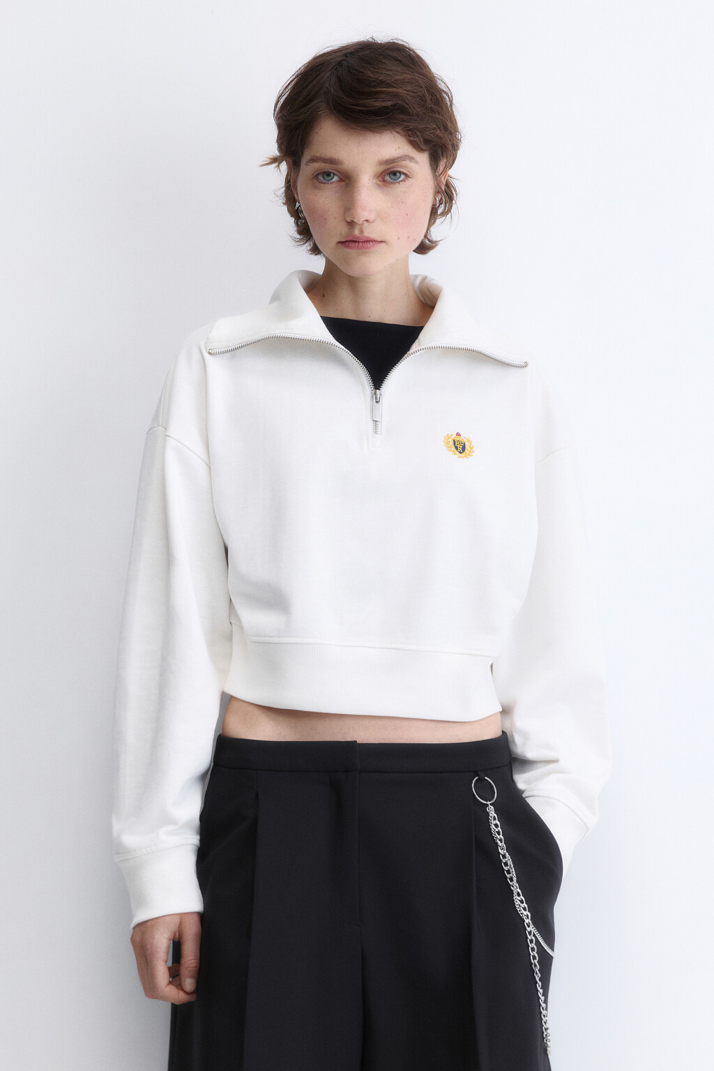 Свитшот укороченный с воротником на молнии - цвет молочный - 2