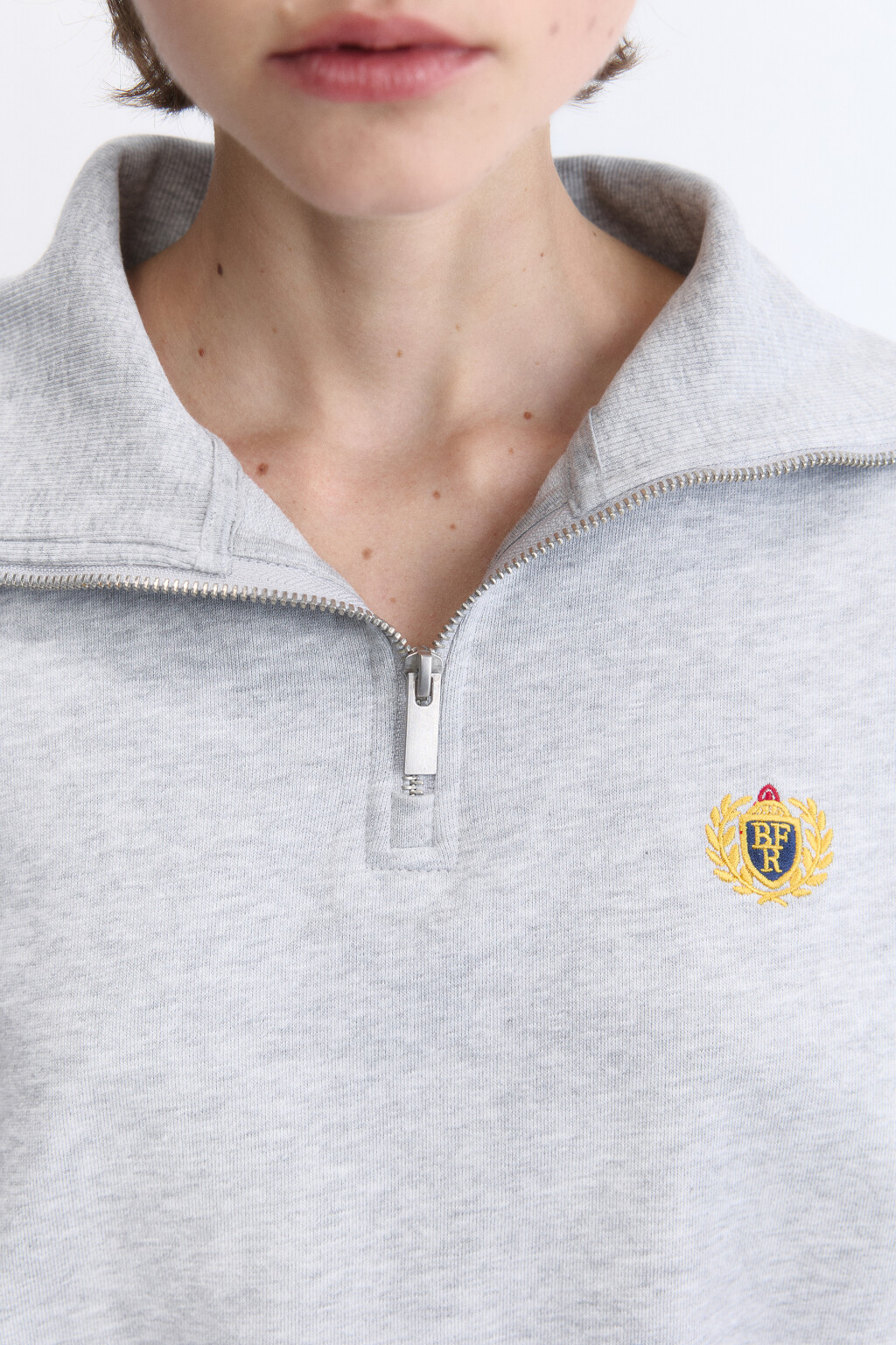 Свитшот укороченный с воротником на молнии - цвет серый - 6