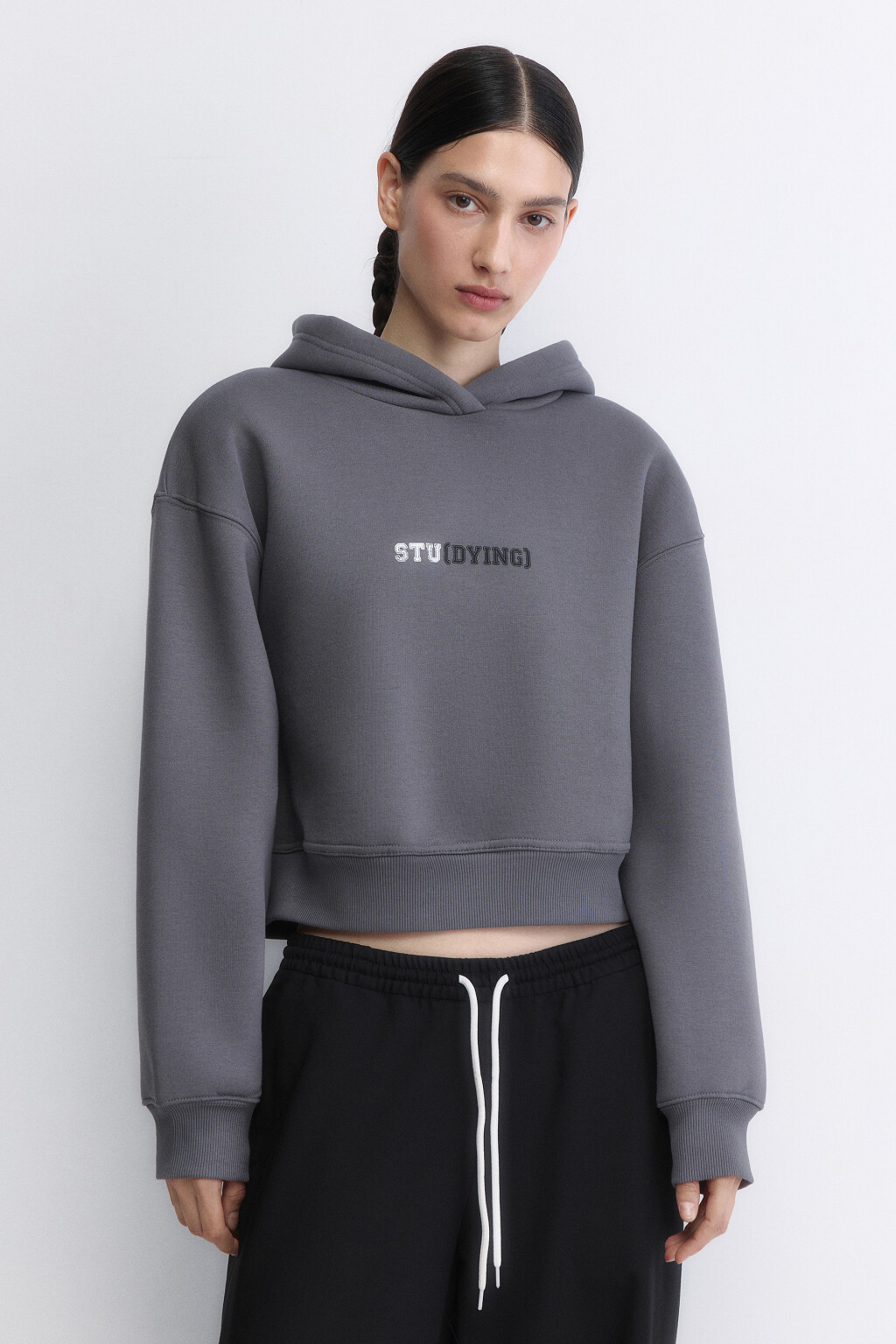 Худи укороченная с капюшоном и принтом - цвет серый - 2