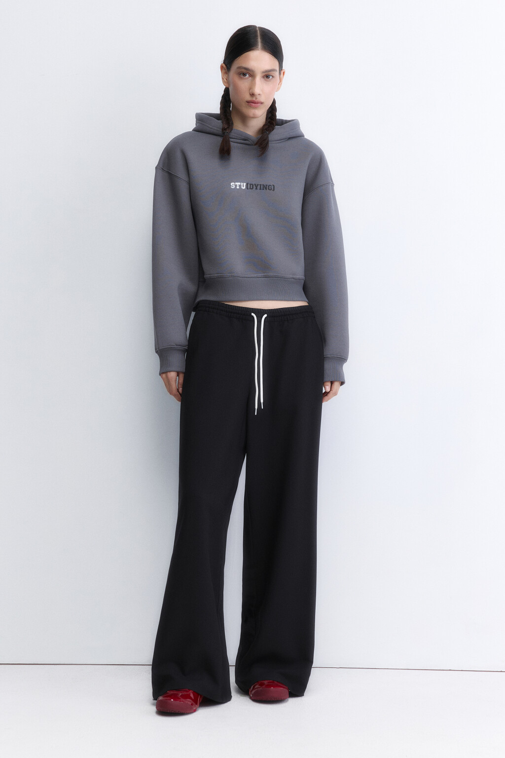 Худи укороченная с капюшоном и принтом - цвет серый - 5