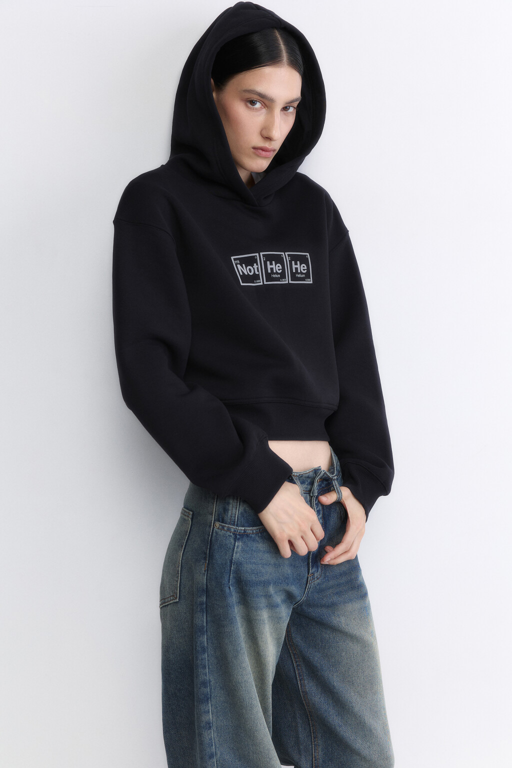 Худи укороченная с капюшоном и принтом - цвет черный - 2