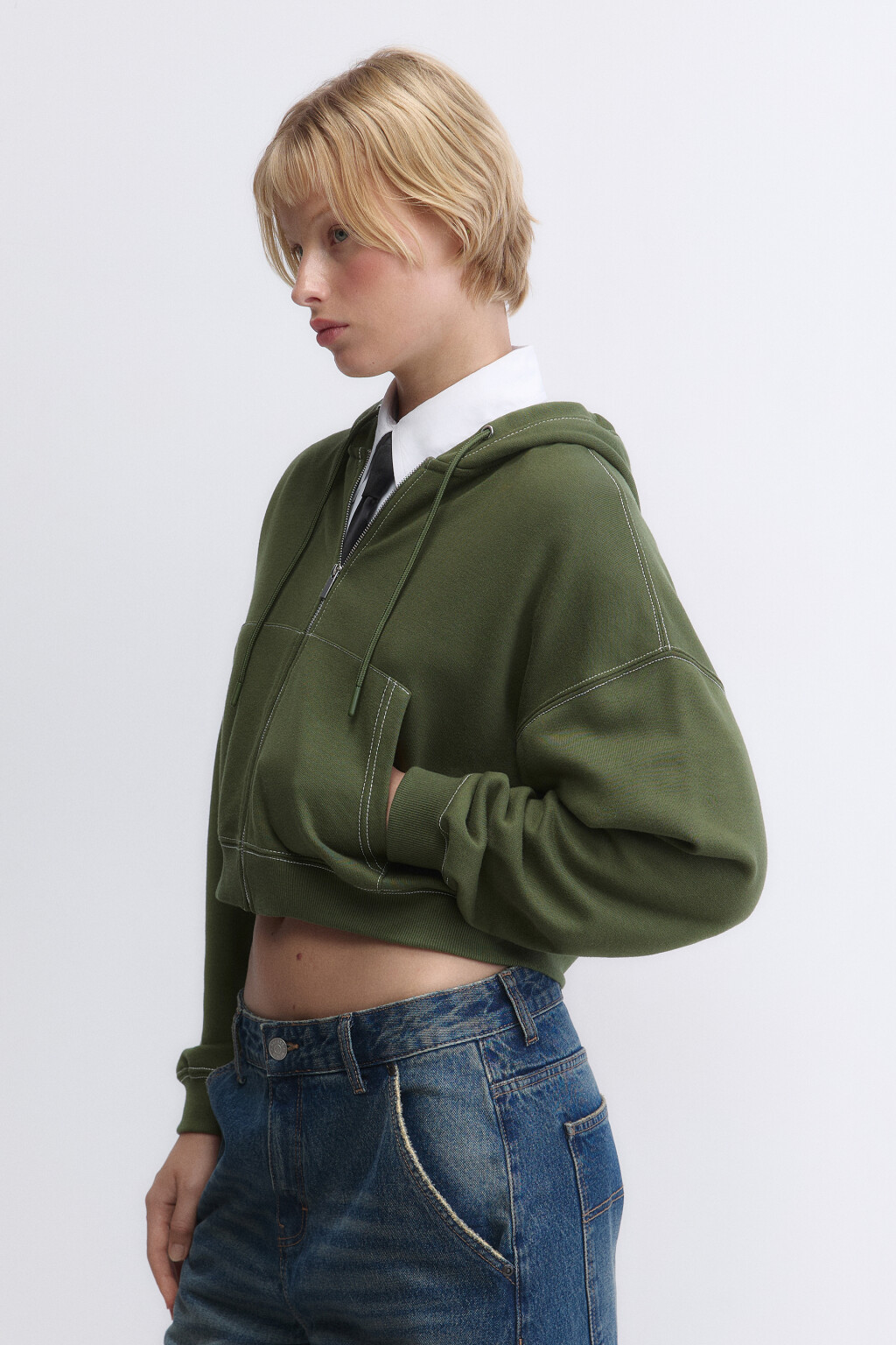 Худи-зипка из футера укороченная с капюшоном - цвет зеленый - 3
