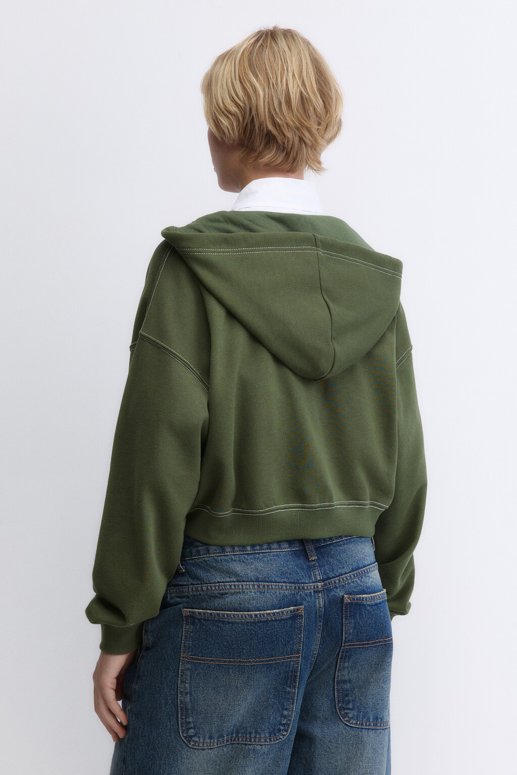 Худи-зипка из футера укороченная с капюшоном - цвет зеленый - 4