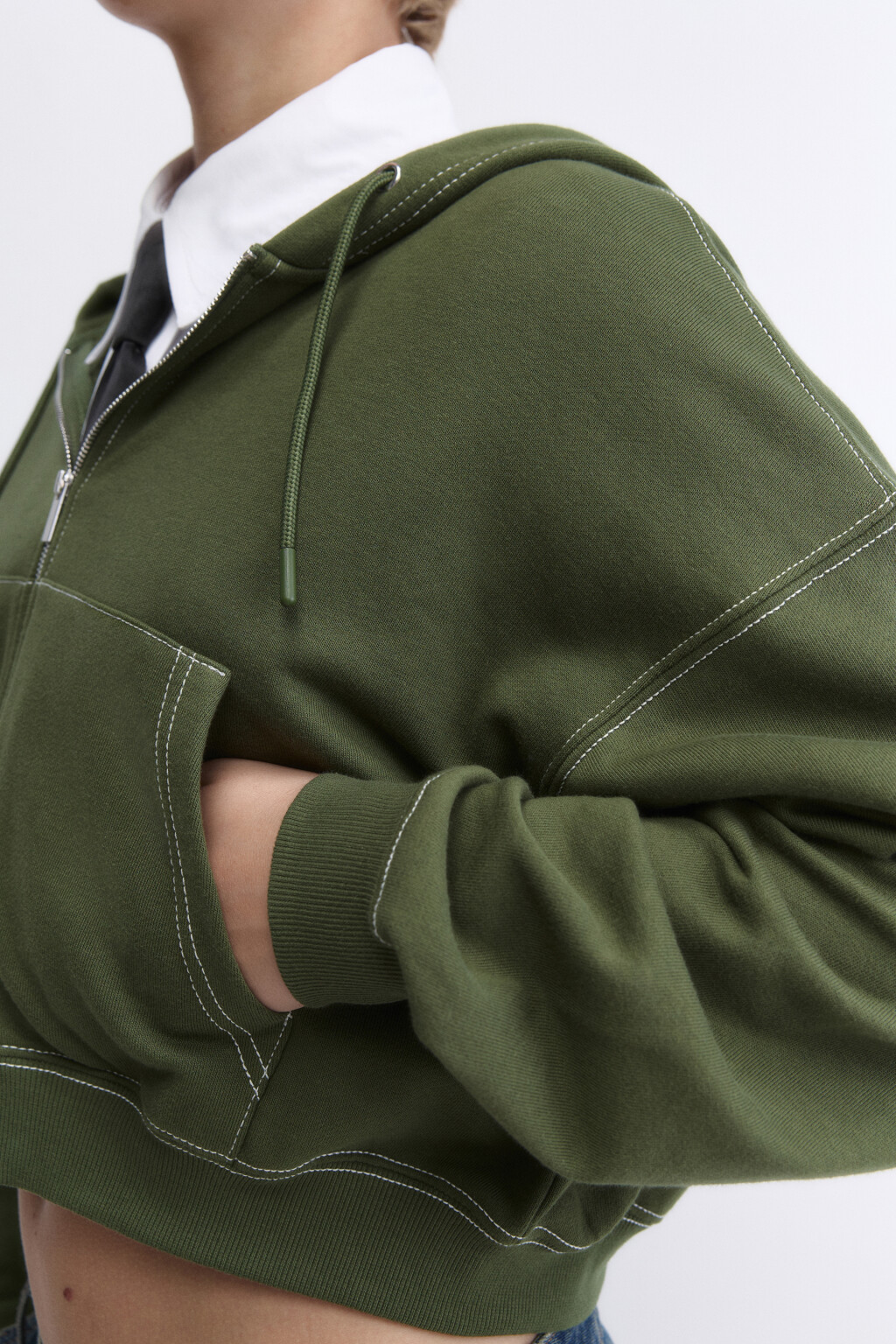 Худи-зипка из футера укороченная с капюшоном - цвет зеленый - 6