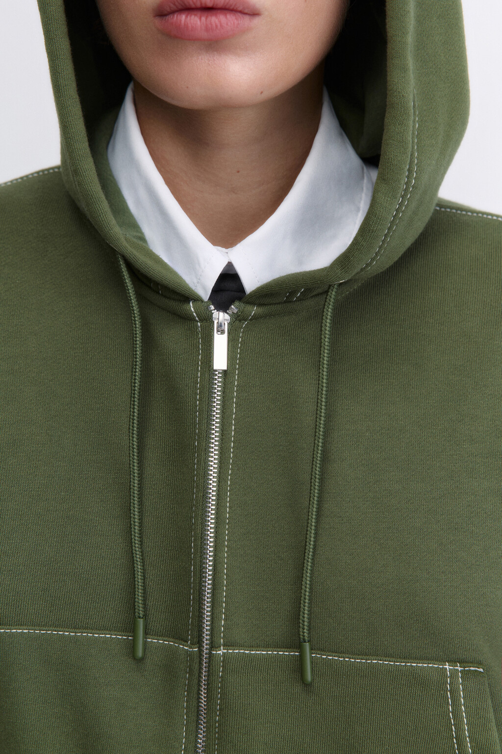 Худи-зипка из футера укороченная с капюшоном - цвет зеленый - 7
