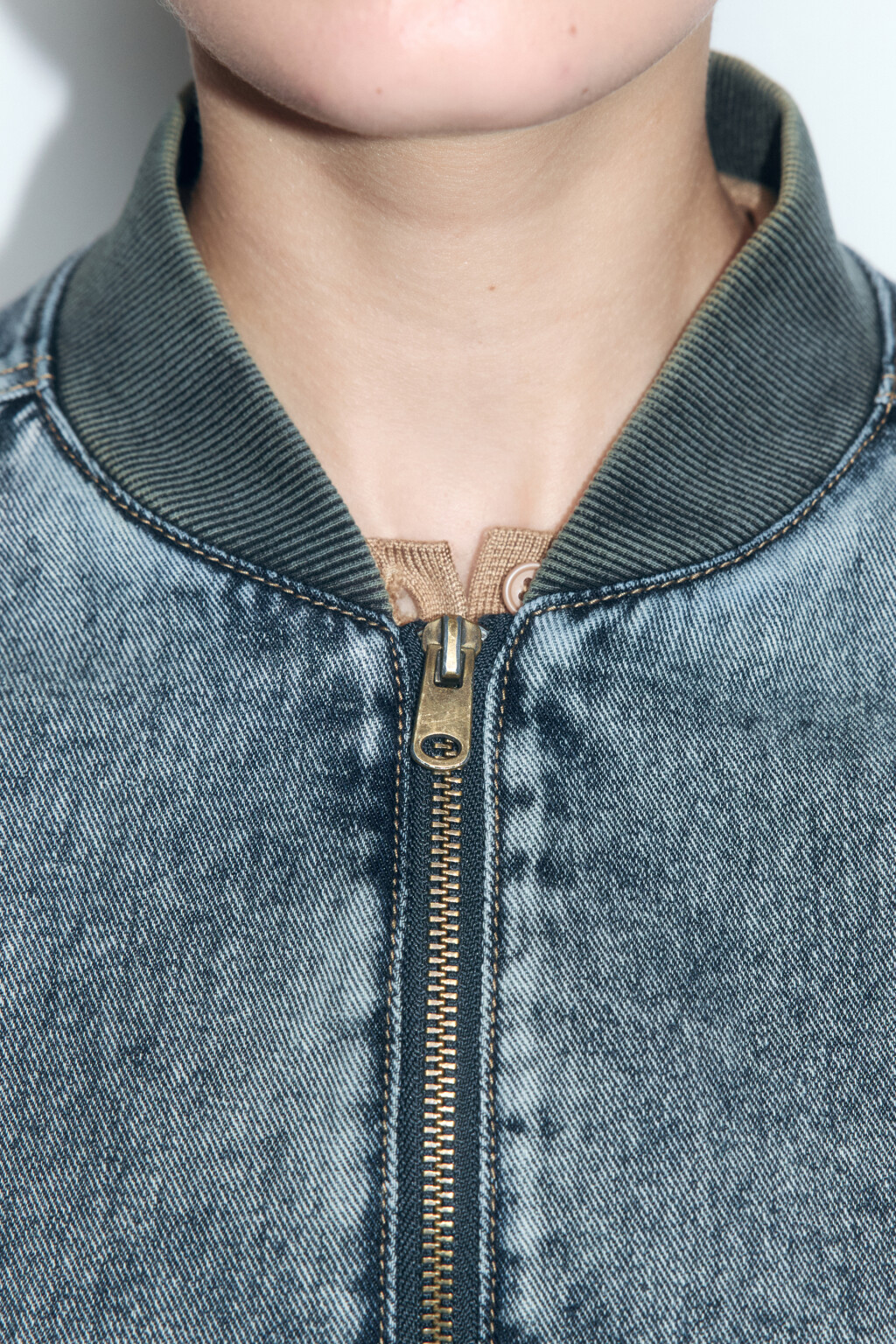 Куртка-бомбер джинсовая с состаренным эффектом - цвет темный тинт - 7