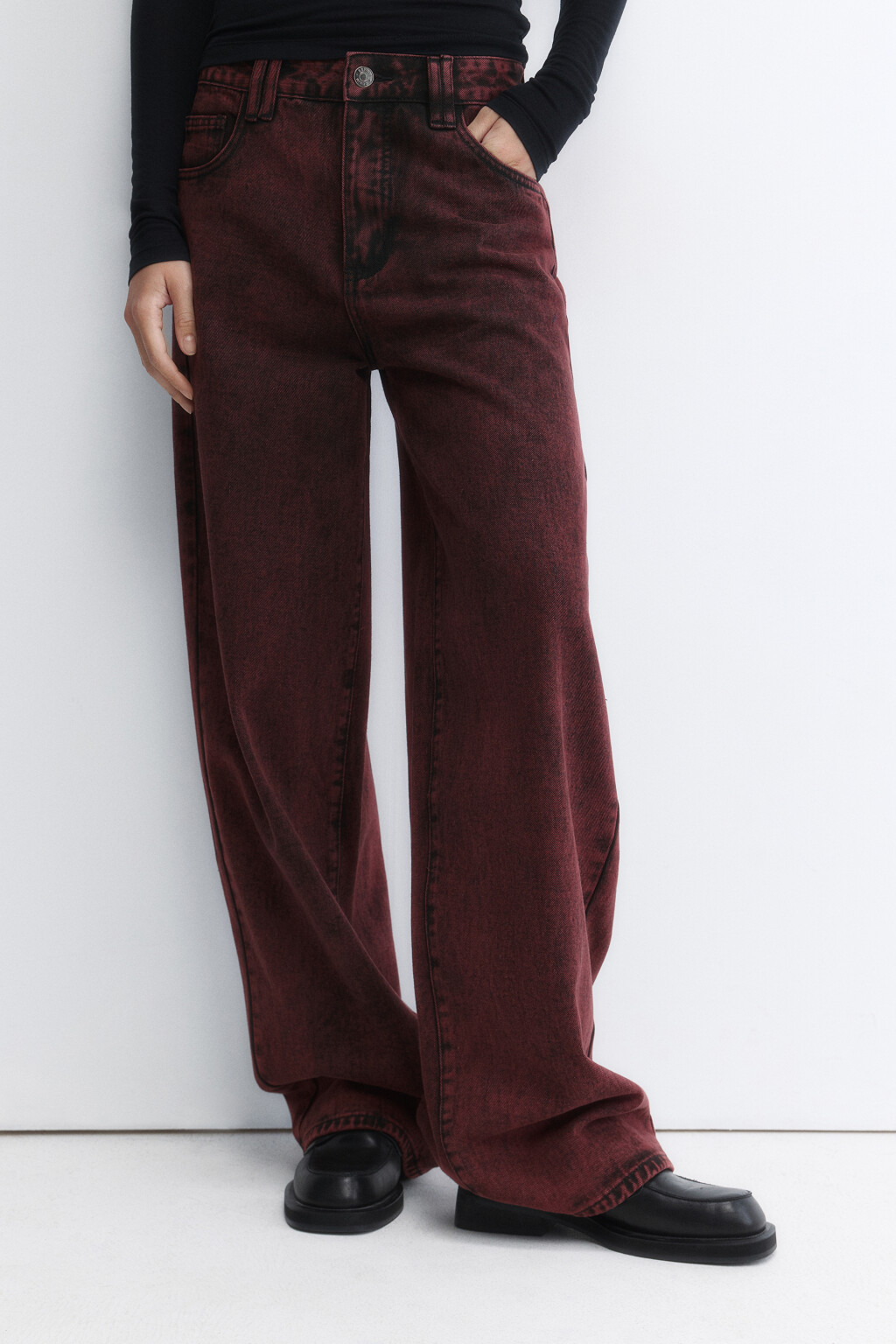 Джинсы wide широкие со стиркой - цвет бордовый - 2