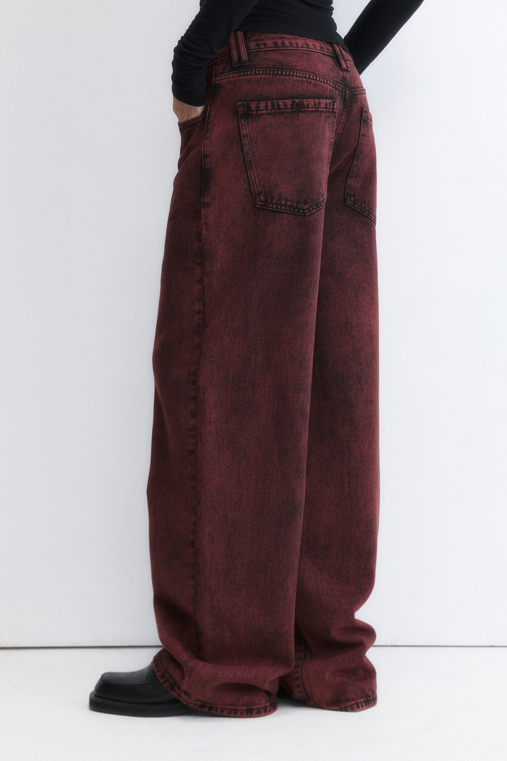 Джинсы wide широкие со стиркой - цвет бордовый - 4