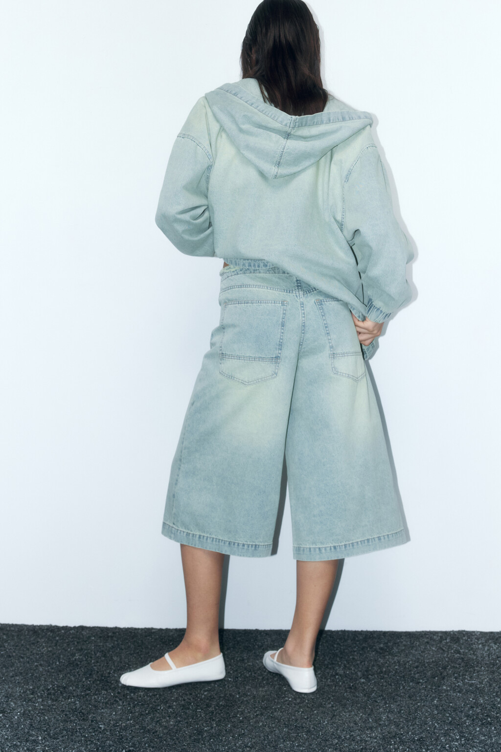 Шорты-бермуды джинсовые широкие с открытыми срезами - цвет синий - 2