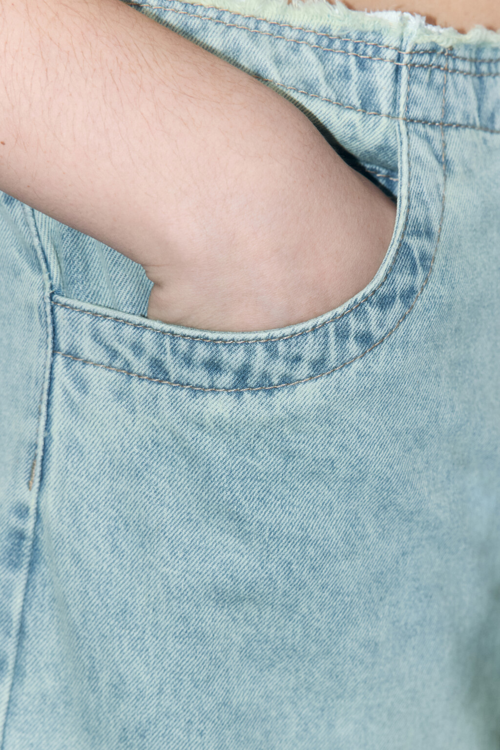 Шорты-бермуды джинсовые широкие с открытыми срезами - цвет синий - 7